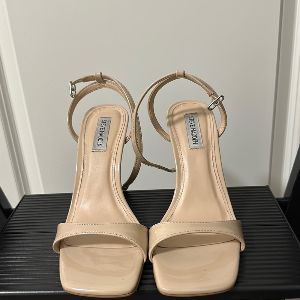 Women’s beige buckle heeled shoe